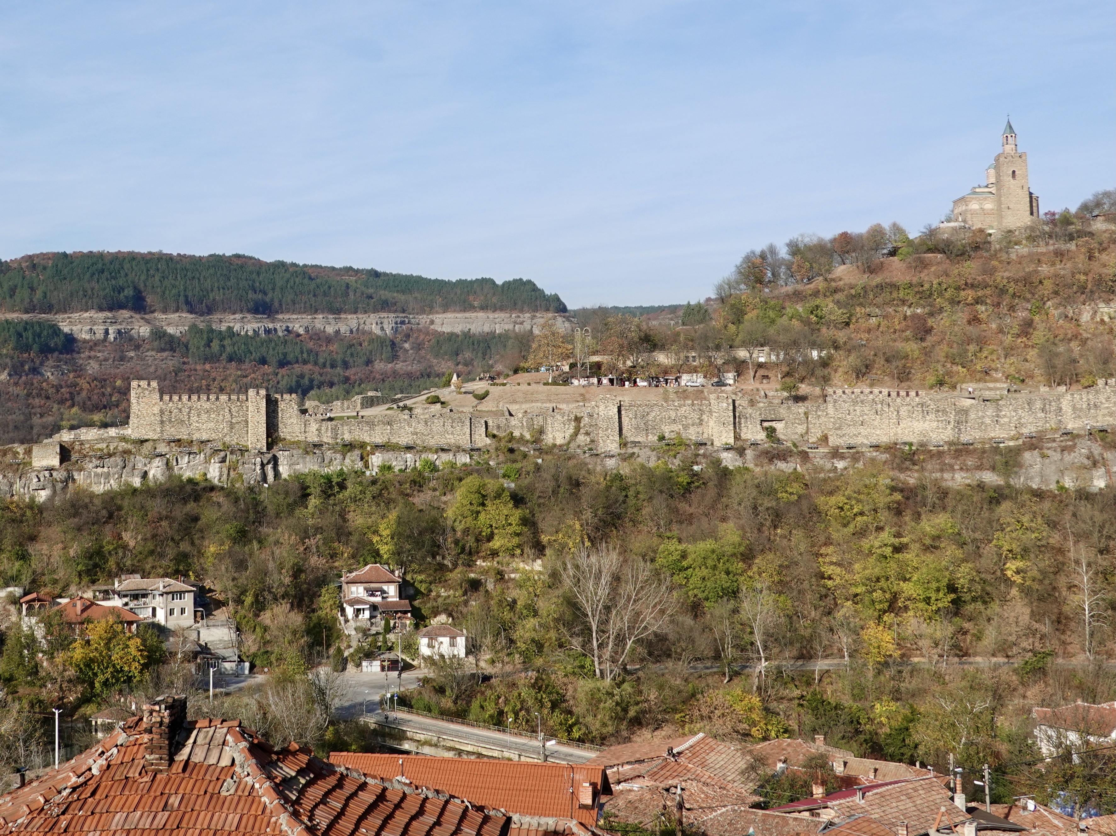 Veliko Tarnovo: view of the castle walls